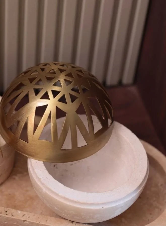 كازا كيسيرا مبخرة بخور كروية من ترافرتين تيرا مع صندوق تخزين وملقط من كاسا كويسيرا